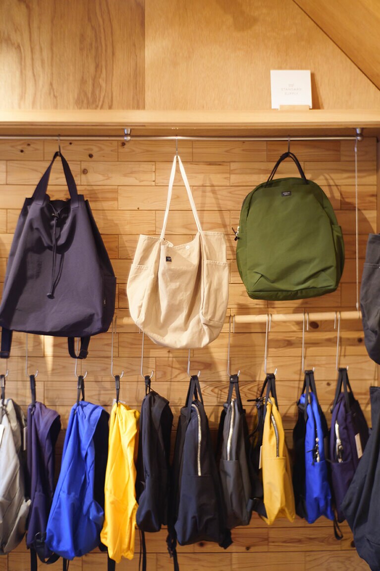 STANDARD SUPPLYのバッグなど、日常的に使えるアイテムが豊富。