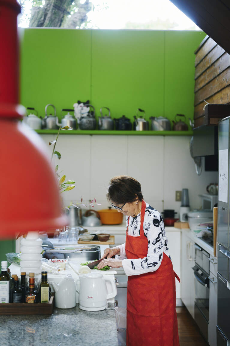 大好きなキッチンで。背後には好きで集めているやかんが。