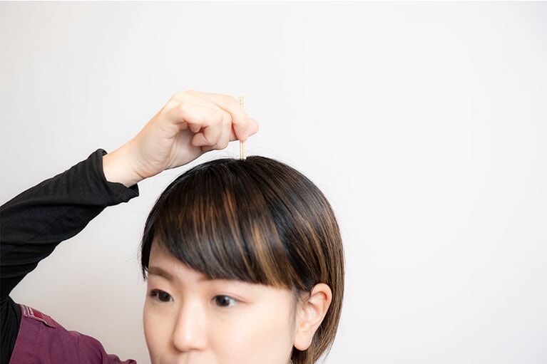 つまようじ鍼によるセルフケアもおすすめです。家につまようじがなければ、コームの歯のところでトントンしてもOKです。