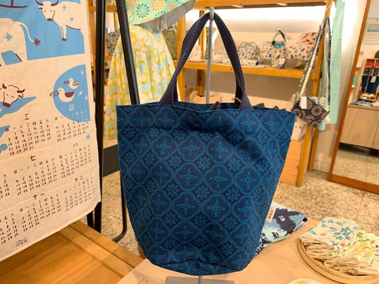 ミニトートバッグ 490元。落ち着いた色合いで、使いやすさも考慮されています。