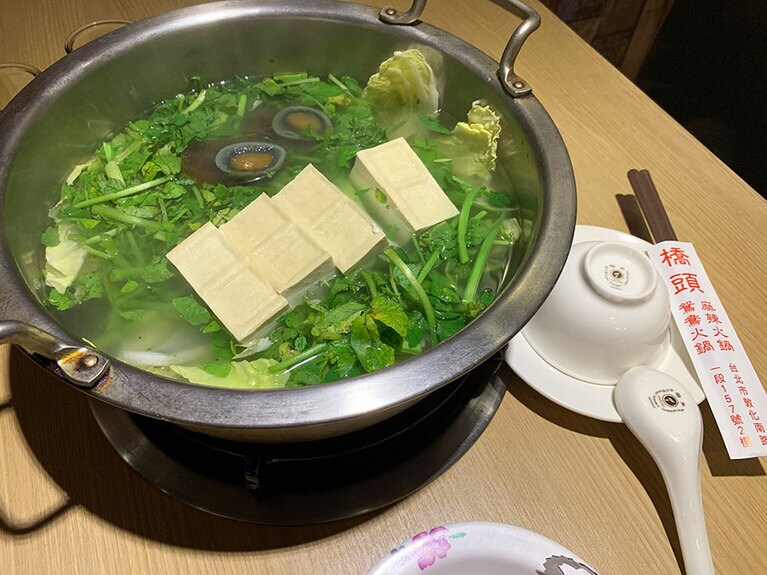 たっぷりのパクチーと野菜が入ったスープ。