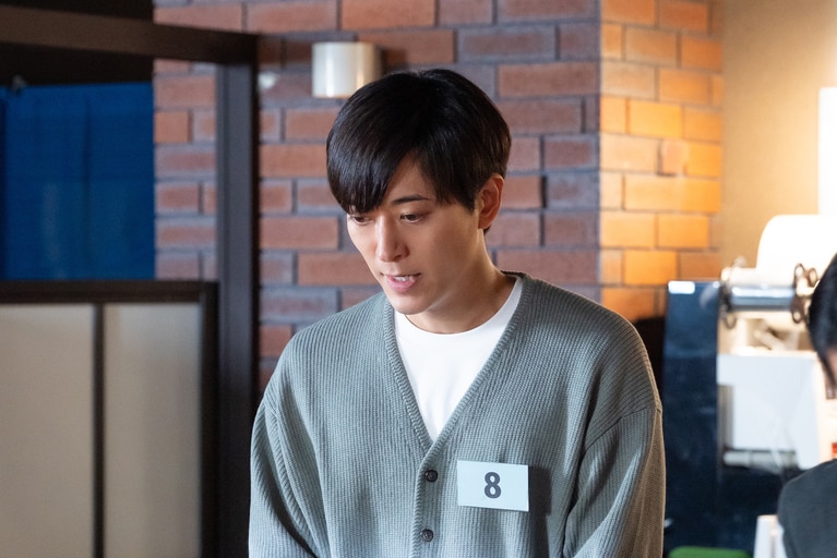 IMP.鈴木大河の“推し肌ケア”は朝晩のミルククレンジング。内側から溢れる美しさの秘訣は日々のメンテナンス。©「三人夫婦」製作委員会