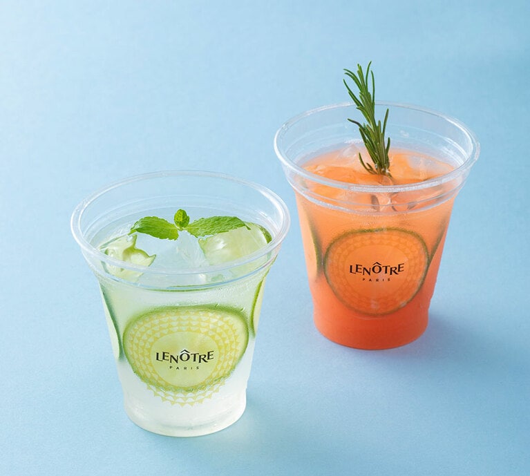 左：「レモネード」　右：「ストロベリー・キス」。各テイクアウト810円、イートイン825円。