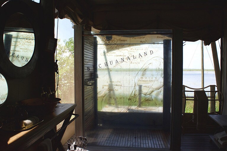 開放感のあるシャワーブース。たっぷり熱いお湯が使えるのがありがたい。シャンプーやコンディショナーは環境に配慮したものが用意されているので、ウィルダネス・サファリのものを使うのがお約束だ。