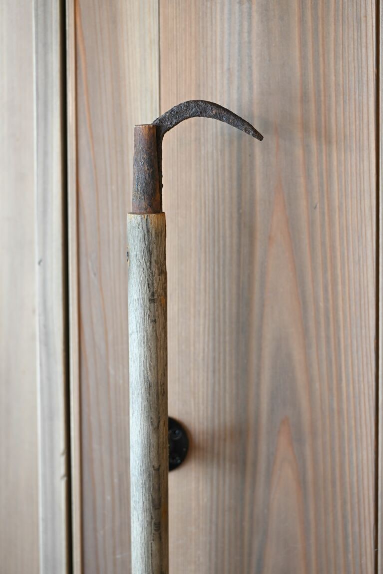 漁具を再利用した扉。「kaneto」という店名は、加茂湖で牡蠣漁師として働いていた智子さんのおじい様の屋号を譲り受けたもの。島内の人々から愛されてきた祖父のようなお店になって欲しいというお二人の思いが店の随所から感じられます。