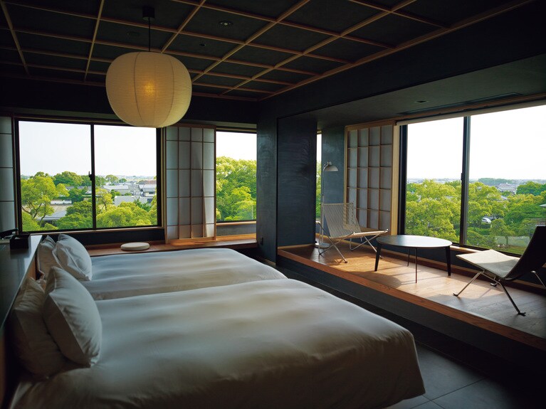 客室は全20室。異なる8タイプの部屋があり、こちらは特別室の“黒松”。フリッツ・ハンセンの椅子が配された縁側からは、ライトアップされた幻想的な夜の庭も見どころ。