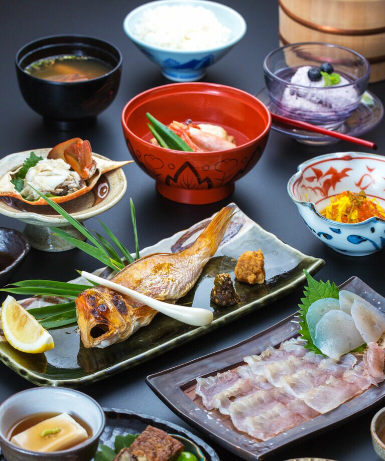 自家栽培の採れたて野菜や米を使った料理も絶品。