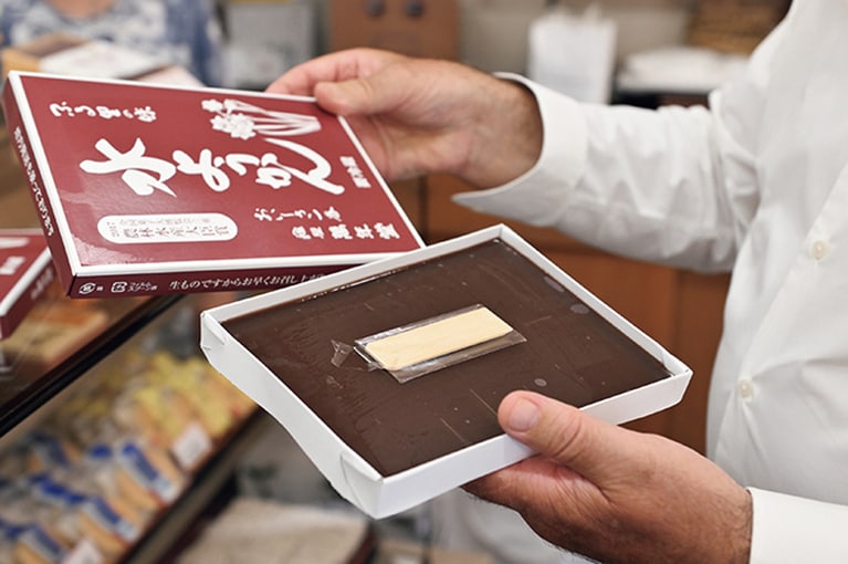 福井の水ようかんは、箱に薄く流しこむのが定番。短冊形の切り込みに沿い、付属のへらですくってそのまま口へ。