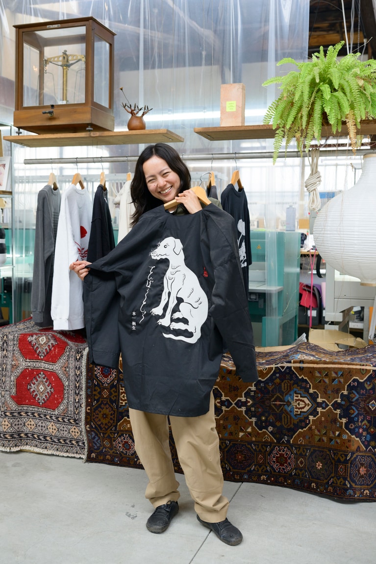 店内でお気に入りの1着と出合った吉岡さん。