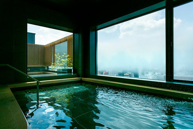 ［ONSEN RYOKAN 由縁 新宿］新宿の高層ビルを眺めながら「いい湯だな～♪」。こんな体験、はじめて！