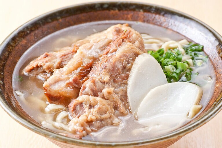 【公設市場】がんじゅう堂 ソーキそば／おきなわ生鮮卸専門店 喜島屋