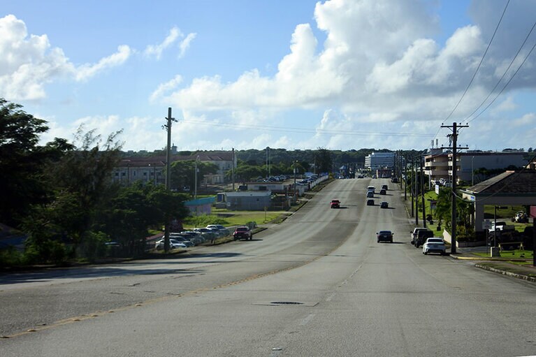 タモンからレンタカーでハガニアへ。道路がまっすぐ、空が近く感じます。