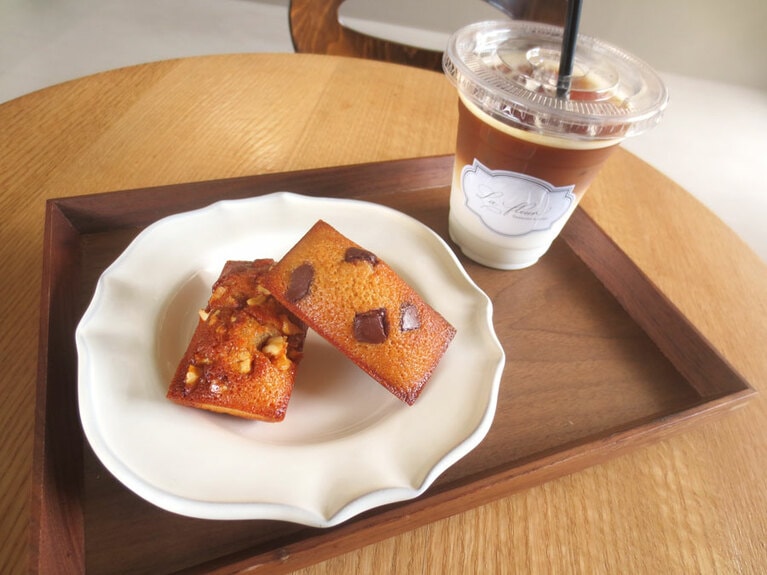 フィナンシェ「ショコラ」330円、TAOCA COFFEEのスペシャリテコーヒー豆使用「コーヒー」390円。他、「カフェラテ」440円など。紅茶はムジカティーの「ダージリン」390円など。