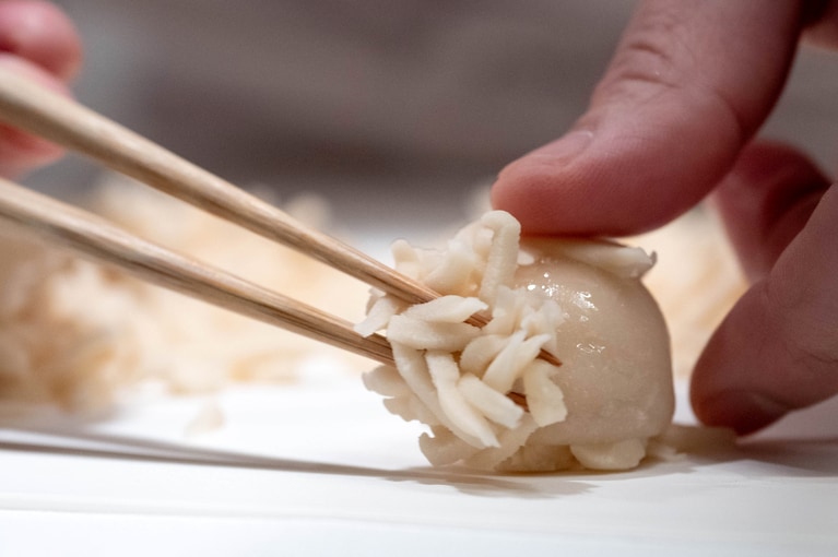 餡玉にそぼろを付けていく。