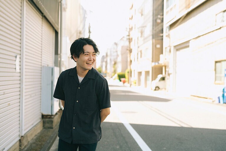 ダウ90000の蓮見翔、た組の加藤拓也とは岸田國士戯曲賞の最終候補に残った（加藤は第67回で受賞）という共通点がある。