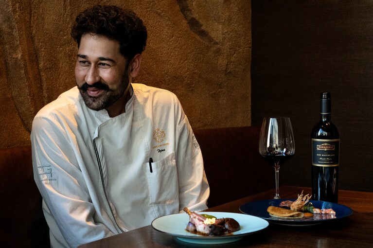 インドのラグジュアリーホテル「The Oberoi」や「AMAN」で副総料理長を務め、コペンハーゲン「noma」での研修経験もあるテジャス・ソヴァニシェフ。