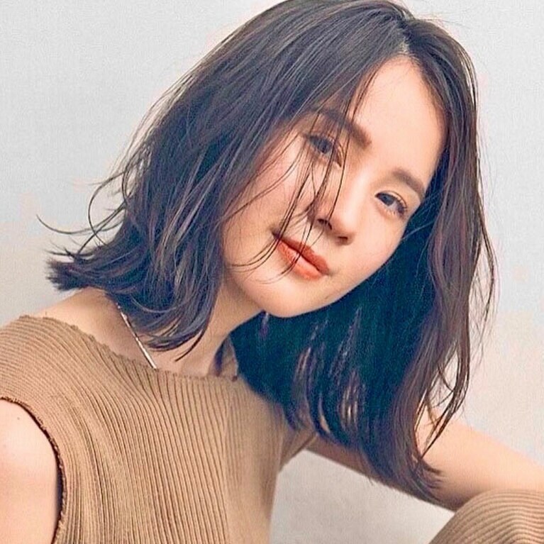 クセ毛を味方にしたワンレンミディアム。