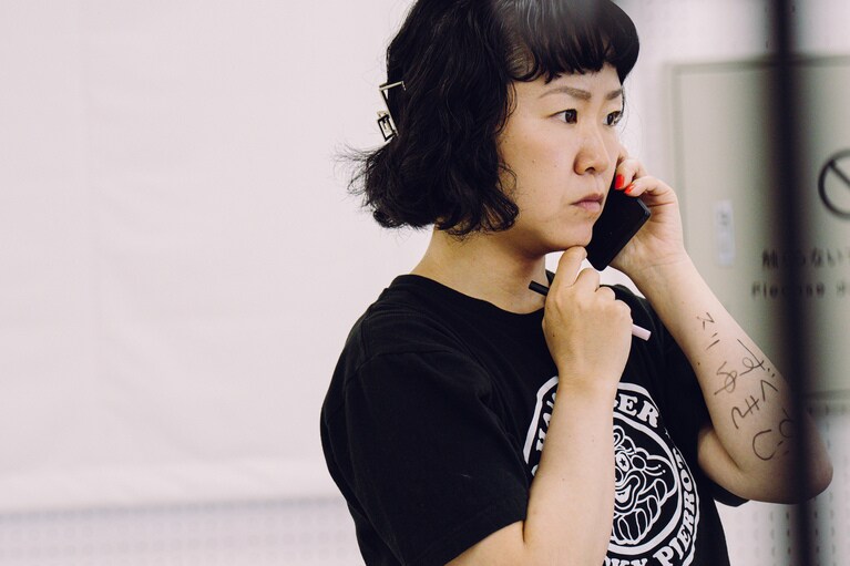 「忘れられてしまった記憶へ目を向けたい」ポッドキャスト演劇に挑戦するロロ・三浦直之が新作『まれな人』にかける思い。稽古風景。