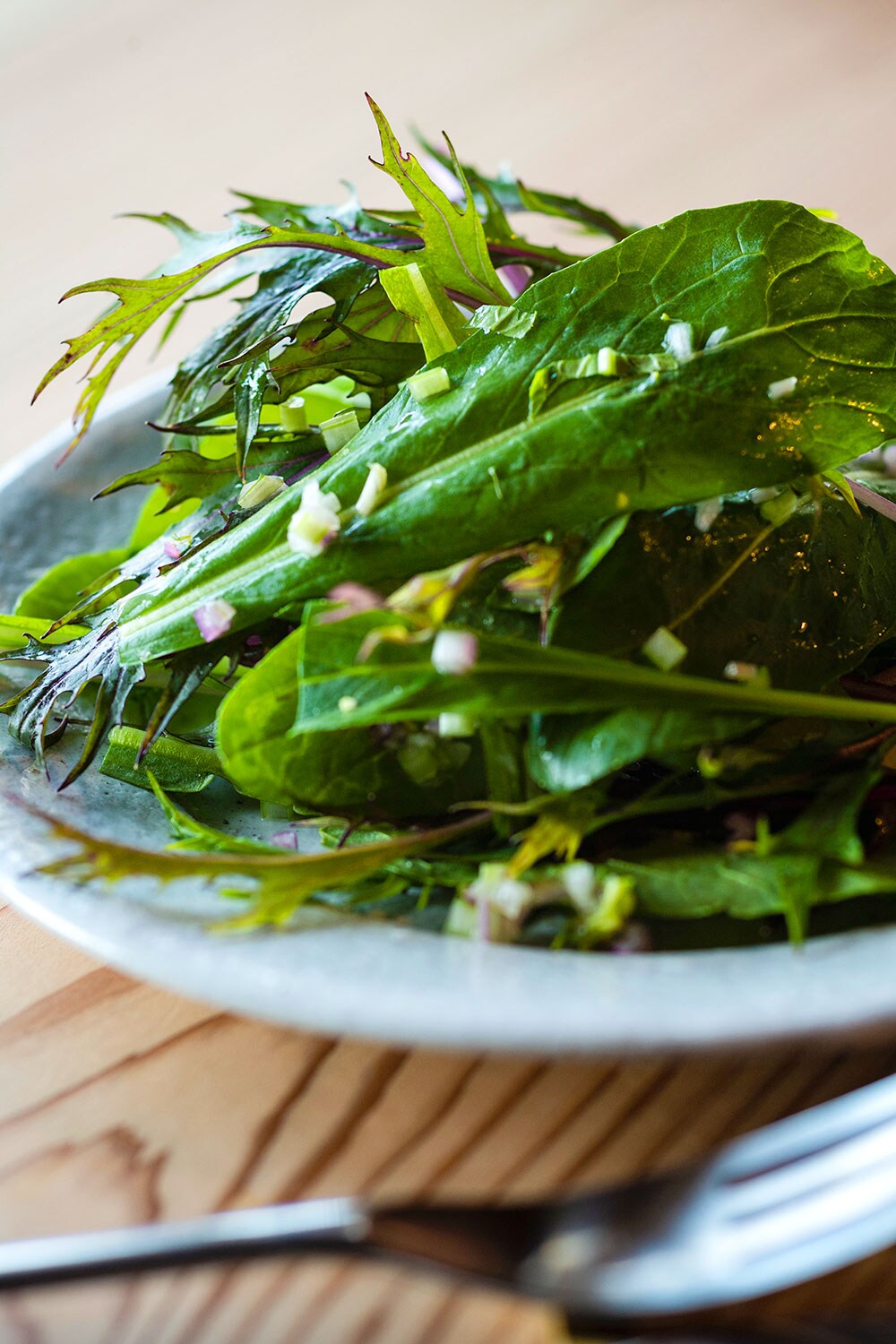 “壬生菜と赤水菜のサラダ”はみずみずしい野菜の美味しさをストレートに表現。