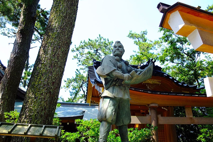 ［安宅住吉神社］境内には、勧進帳を読み上げる弁慶の像が。