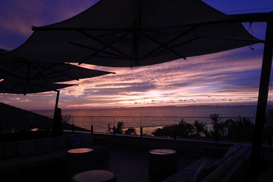 クラブラウンジのテラス。ケラマ諸島に夕日が沈んでいきます。