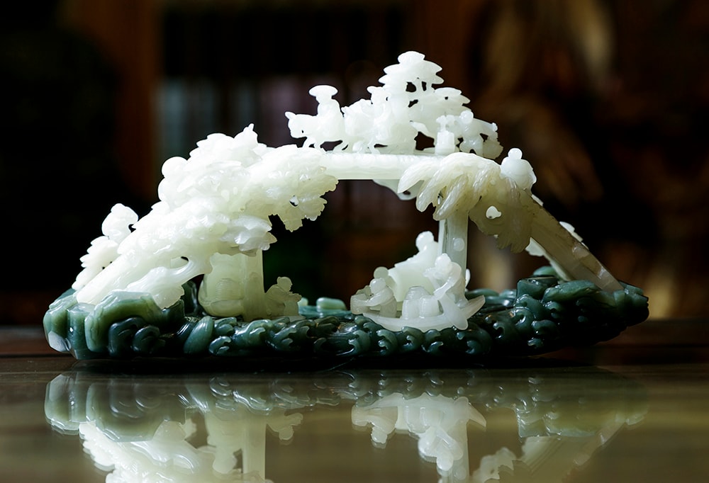 稀少な白翡翠を用いた彫刻は18世紀、乾隆帝(けんりゅうてい)由来の宝物。5,000,000香港ドル。