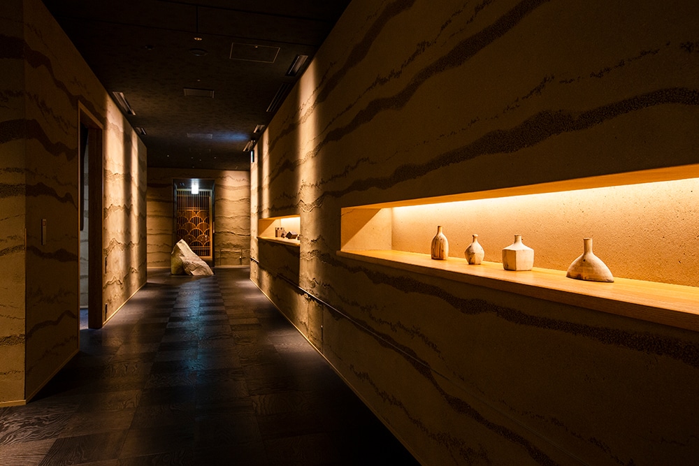 地下2階のダイニングのあるフロアには、青木良太氏の陶芸作品が展示される。