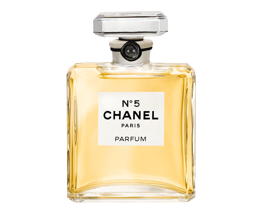 N°5は、1921年、シャネルが世に出した最初の香水。「女性そのものを感じさせる、女性のための香水を」というココ・シャネルの依頼によって調香された。マリリン・モンローに愛されたことでも有名。シャネル N°5 香水 7.5ml 15,000円／シャネル ©CHANEL