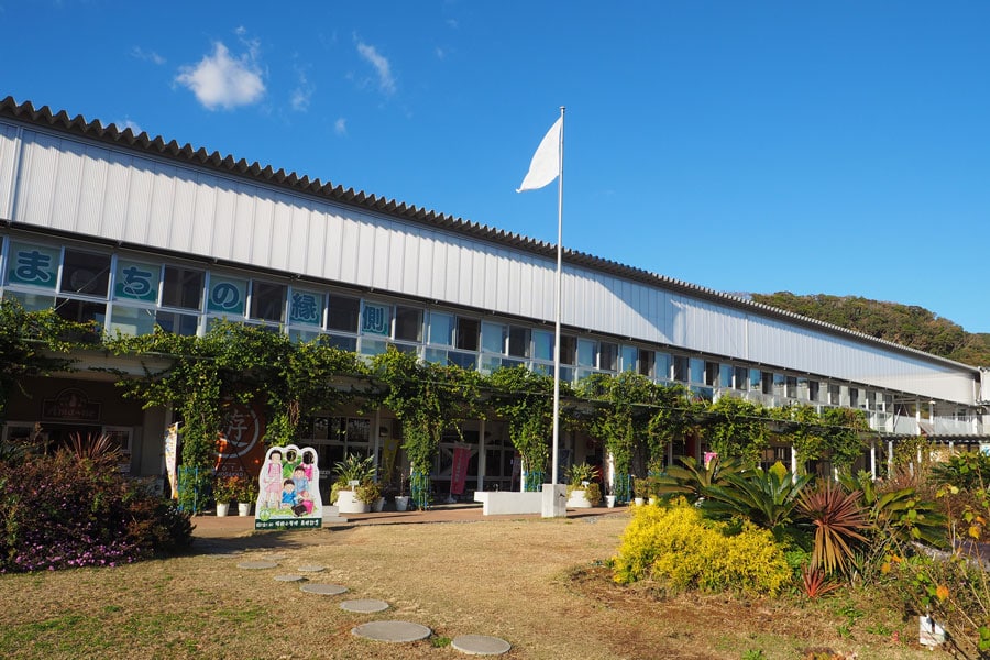 廃校になった小学校が2015年、生まれ変わった「道の駅 保田小学校」。