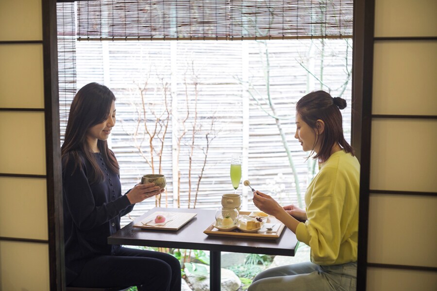 「九州に来たら八女茶を飲むのが楽しみなの」（池田さん）