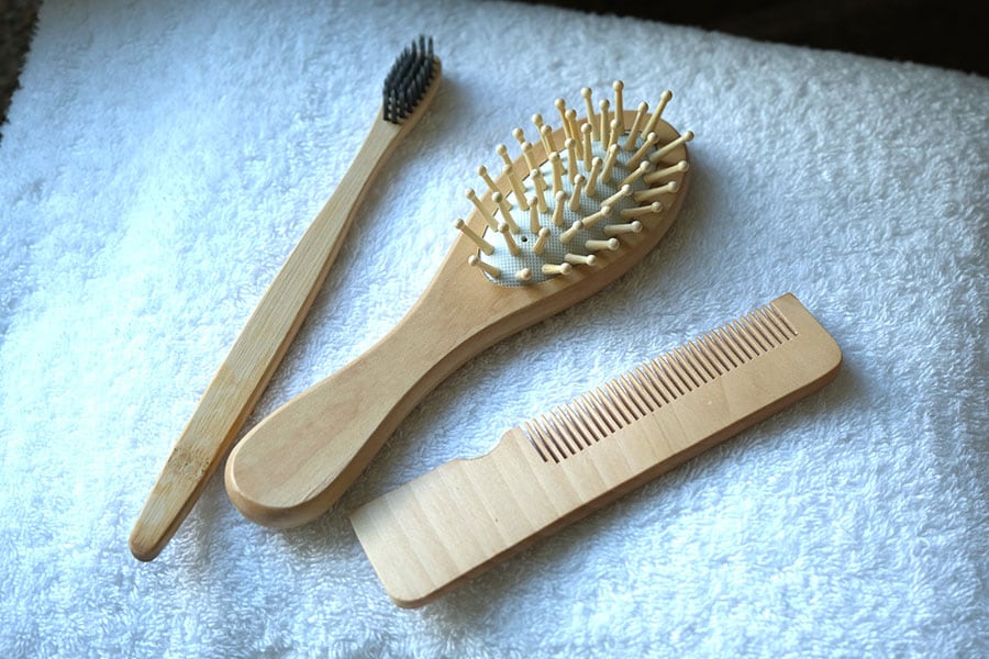 歯ブラシやヘアブラシもリサイクル可能な木製品を使用。