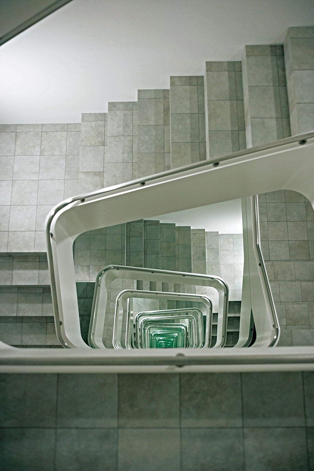 レアンドロ・エルリッヒの最新作である《IN FINITE STAIRCASE》が。“無限階段”と題されたこの作品が展示されているのは、なんと小さなミュージアムの1階。この異空間へと迷い込む感覚、ぜひご体感を。