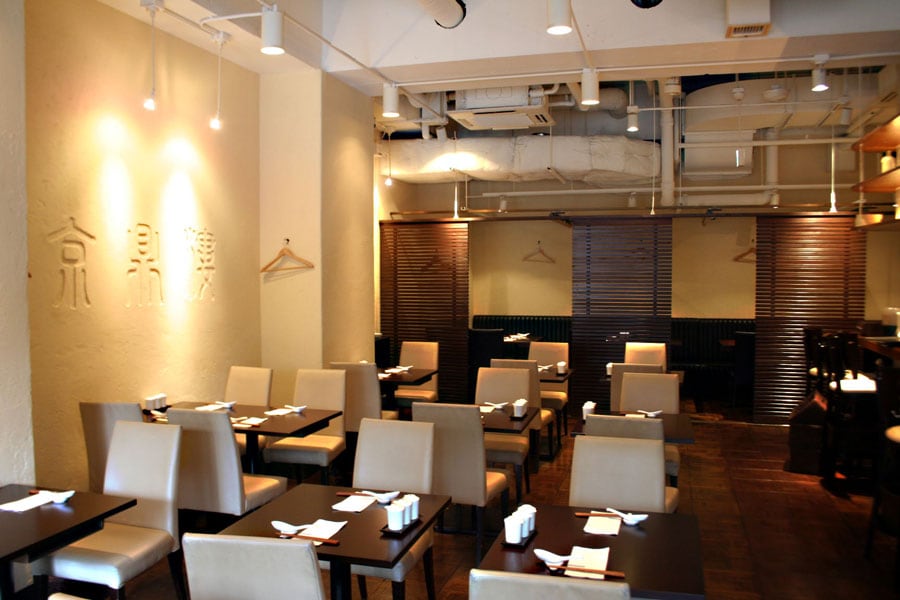 日本でのコンセプトは「小籠包カフェ＆レストラン」。誰でも気軽に入れるカジュアルな内装になっている。