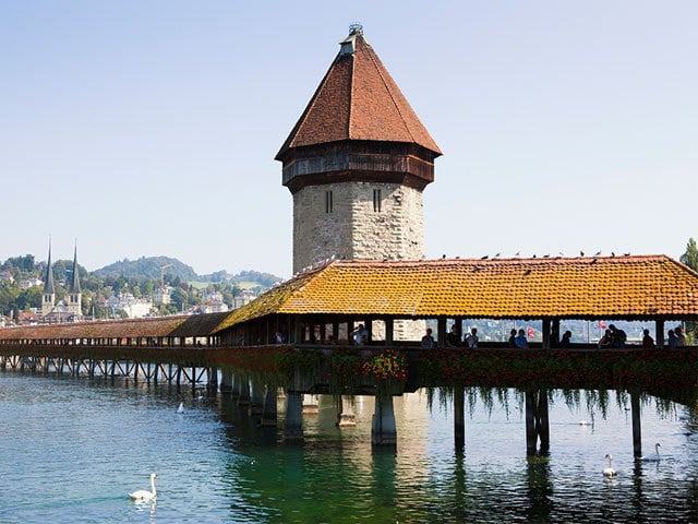 外敵から街を守るために造られた ヨーロッパ最古の屋根付き木造橋 今日の絶景