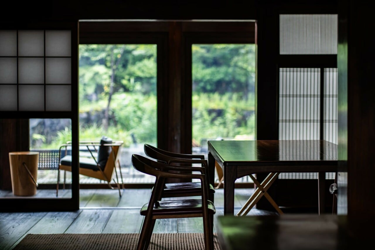 世界に名だたるデザイナーの椅子やテーブルが並ぶダイニング。