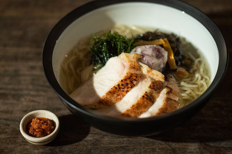 旨みメインの味付けで喉が渇かない塩ラーメン、“木鶏そば” 1,200円。