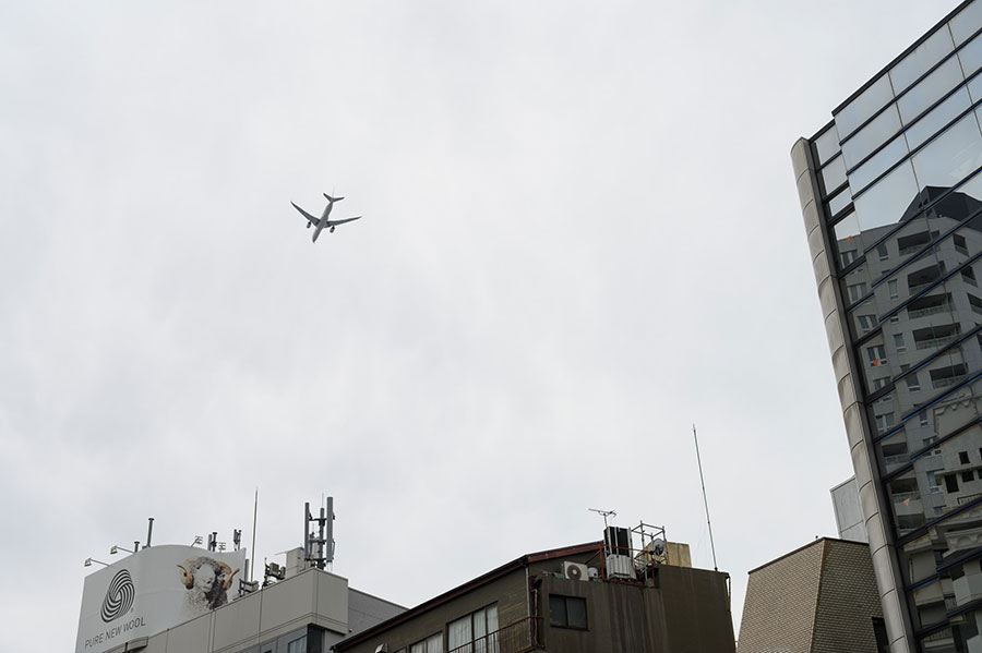 突然空から大きな音が降ってきた。