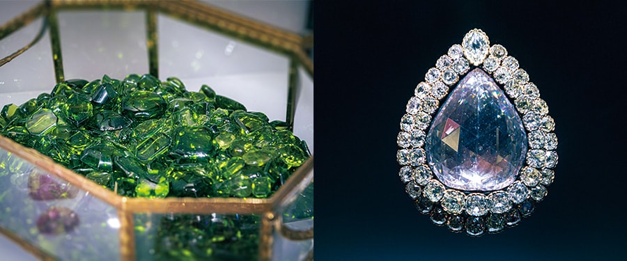 左:宝物殿に展示されているエメラルド。右:“スプーン・ダイヤモンド”。スルタン・メフメト4世(1648~1687年)のころに入手。ダイヤモンドの周りに49の小さなダイヤモンドが。