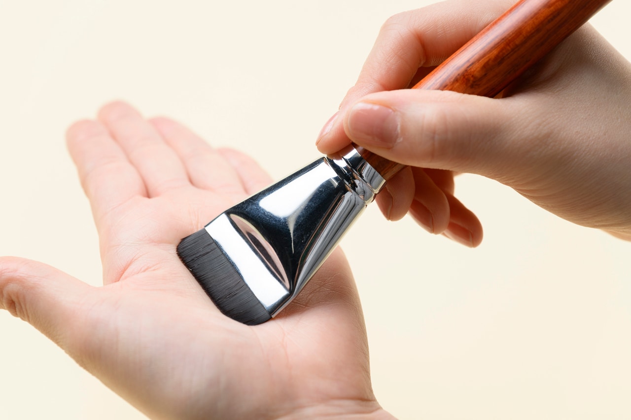 手のひらに押し付け、ブラシの中の汚れを出す。