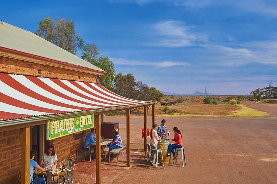 アデレードから車で約5時間、バスで約8時間の秘境にあるビアパブ＆ホテル。photo:South Australian Tourism Commission