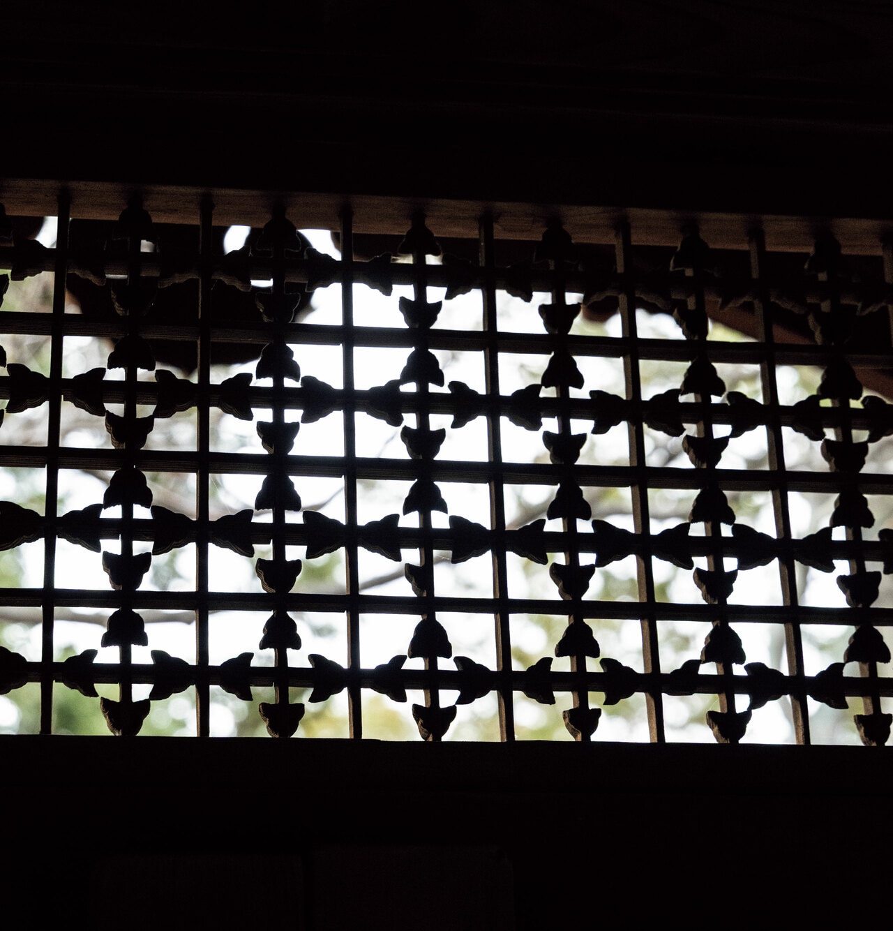 玄関上部に施された透かし彫りの繊細な装飾が、空間の格調を高める。