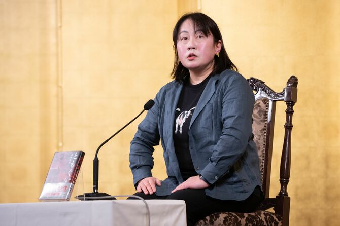 記者会見には、牛のお尻柄のTシャツを着て登壇 ©文藝春秋/撮影:鈴木七絵