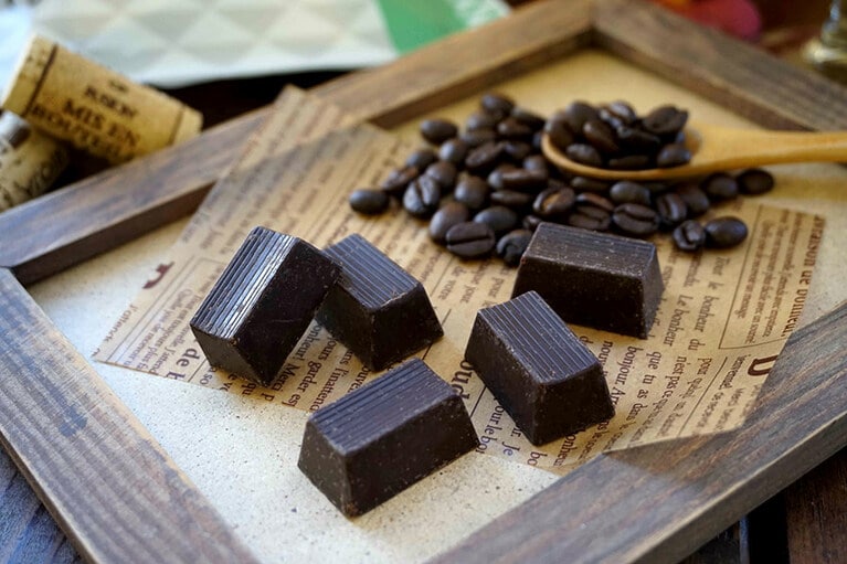 コーヒー豆を砕いて中にイン。エレガントな香りに驚く。