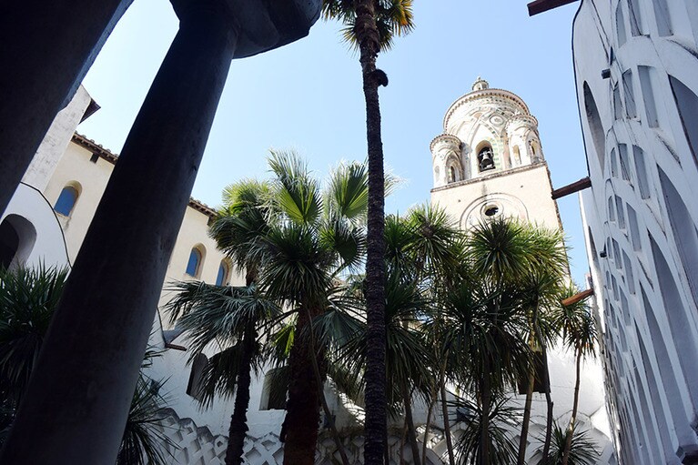 イスラム様式と地中海様式が溶け合う天国の回廊。