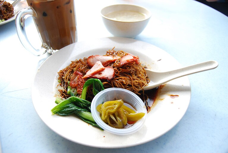 「ワンタンミー・ドライ／Wantan Mee Dry」。色が黒いのでしょっぱそうに見えるが、マイルドな味つけで食べやすい。