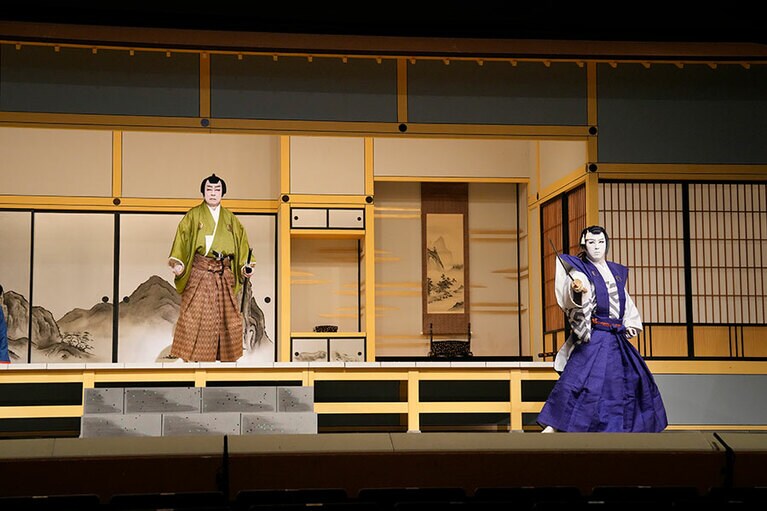 左から松永久秀（中村梅玉）、三日月宗近（尾上松也）©NITORO＋・EXNOA LLC/TRKPC