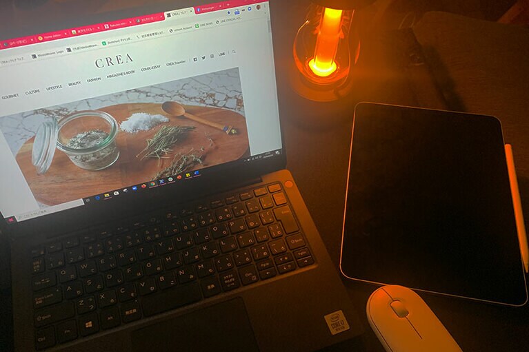 ランタンの灯りで、夜のキャンプ場をイメージ。ムーディーなテレワーク環境が整いました。最高です！