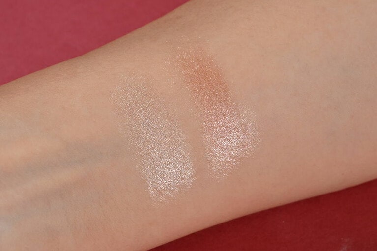 なめらかなテクスチャーが肌にピタッと密着。汗や水にも強い。