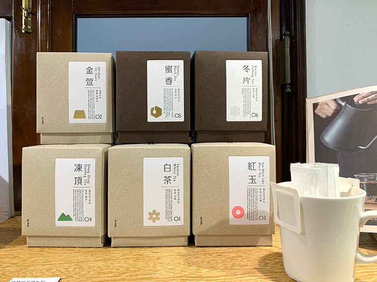 百二歳の凍頂烏龍茶 10袋 380元。パッケージもシンプルでしゃれたデザイン。