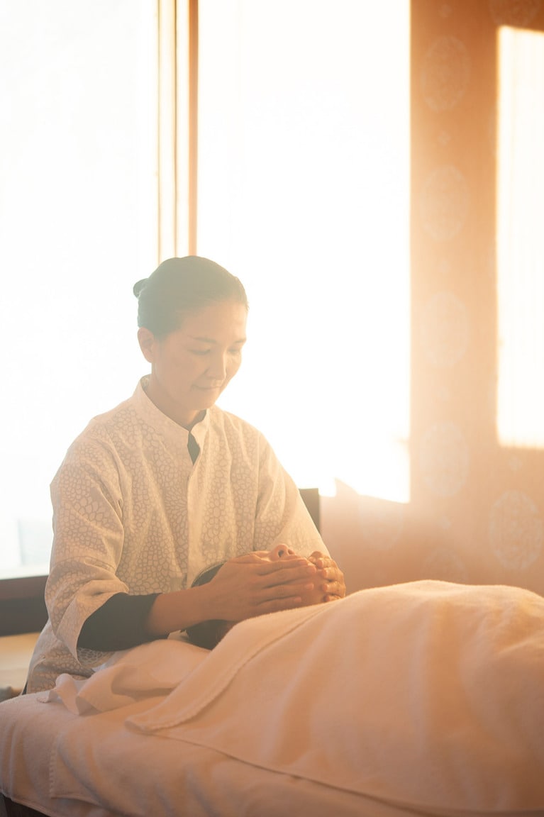 ボディは米粉に酒かすなどを混ぜて蒸した粕玉ボウルで、顔は柿の皮エキスでじっくりとトリートメント。